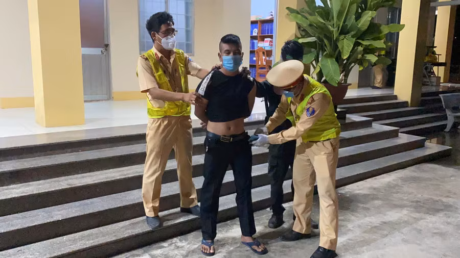  Tài xế trộm xe tải, tông vào xe CSGT đã bị bắt giữ. Ảnh: CSGT BÌNH THUẬN