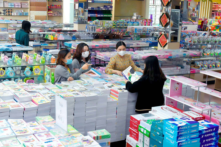 1.Tại nhà sách Thanh Niên (đường Hùng Vương), nhiều học sinh, phụ huynh đến lựa chọn đồ dùng học tập chuẩn bị cho năm học mới.