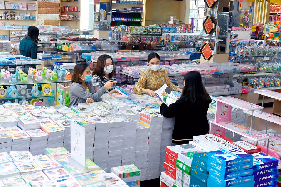 1.Tại nhà sách Thanh Niên (đường Hùng Vương), nhiều học sinh, phụ huynh đến lựa chọn đồ dùng học tập chuẩn bị cho năm học mới.