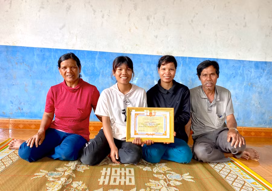 1- Gia đình ông Rah Lan Luih nhiều năm liền được công nhận là “Gia đình hiếu học” của xã Ia Kênh. Ảnh: Mộc Trà. 