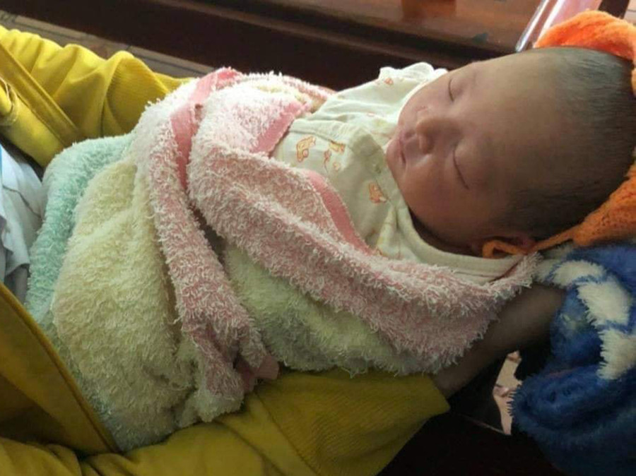 Cháu bé bị bỏ rơi tại ngã ba Kiểm Lâm trên quốc lộ 19, đoạn qua thôn la Mút (xã Ia Dom, huyện Đức Cơ). Ảnh: Rơ Châm Tiêu Cháu được phát hiện bị bỏ rơi tại ngã ba trên quốc lộ 19, đoạn qua thôn la Mút (xã Ia Dom, huyện Đức Cơ). Ảnh: Rơ Châm Tiêu