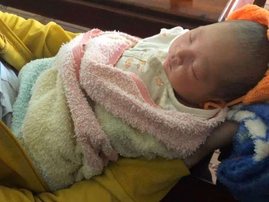 Cháu được phát hiện bị bỏ rơi tại ngã ba trên quốc lộ 19, đoạn qua thôn la Mút (xã Ia Dom, huyện Đức Cơ). Ảnh: Rơ Châm Tiêu