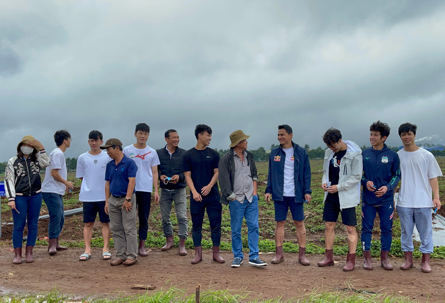 Kiatisak và bầu Đức có mối quan hệ mật thiết như người một gia đình. Ảnh: Lan Di