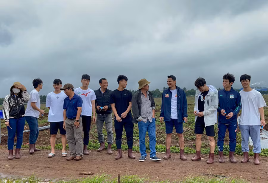 Kiatisak và bầu Đức có mối quan hệ mật thiết như người một gia đình. Ảnh: Lan Di