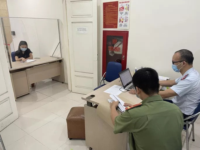 Lực lượng chức năng làm việc với các cá nhân vi phạm Lực lượng chức năng làm việc với các cá nhân vi phạm