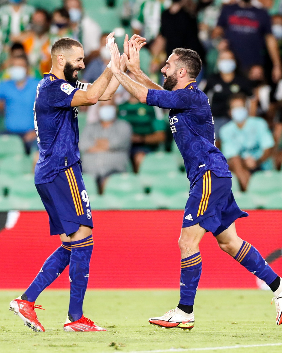 Benzema chúc mừng Dani Carvajal sau bàn thắng. Ảnh: AFP