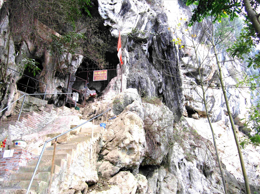 Chùa Hang, một thắng cảnh tâm linh độc đáo trong lòng núi đá Chợ Chu. Ảnh: Nguyễn Thế Lượng