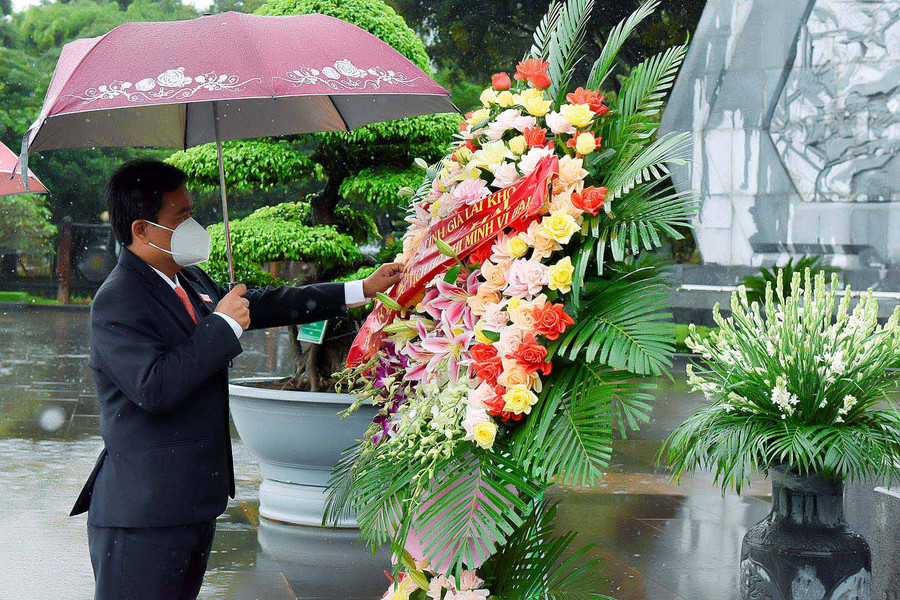 Ông Hồ Văn Niên-Ủy viên Ban Chấp hành Trung ương Đảng, Bí thư Tỉnh ủy, Chủ tịch HĐND tỉnh cùng các đồng chí Thường trực HĐND tỉnh đã đến dâng hoa, dâng hương Bác Hồ tại Quảng trường Đại Đoàn Kết (TP. Pleiku). Ảnh