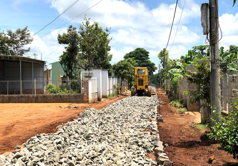  Thi công đường giao thông nông thôn tại làng Klăh 2 (xã Ia Dêr, huyện Ia Grai). Ảnh: Lê Hòa