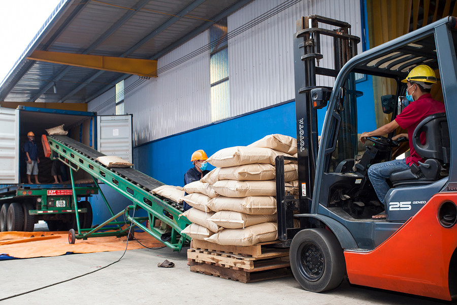 Kho cà phê xuất khẩu của Công ty TNHH Vĩnh Hiệp (TP. Pleiku). Ảnh: Trần Bình Định  Kho cà phê xuất khẩu của Công ty TNHH Vĩnh Hiệp (TP. Pleiku). Ảnh: Trần Bình Định