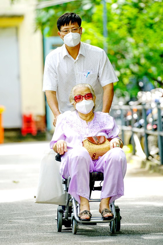 Đưa mẹ đi tiêm vaccine Covid-19 tại BV Nguyễn Văn Thịnh, TP Thủ Đức. Ảnh: Hoàng Hùng Đưa mẹ đi tiêm vaccine Covid-19 tại BV Nguyễn Văn Thịnh, TP Thủ Đức. Ảnh: HOÀNG HÙNG