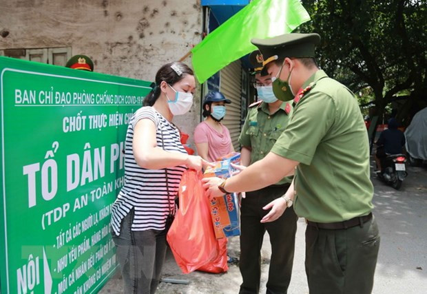 Đại diện Đoàn Thanh niên Công an Hà Nội trao tặng các phần quà cho người dân gặp khó khăn bởi dịch COVID-19. (Ảnh: TTXVN phát) Đại diện Đoàn Thanh niên Công an Hà Nội trao tặng các phần quà cho người dân gặp khó khăn bởi dịch COVID-19. (Ảnh: TTXVN phát)