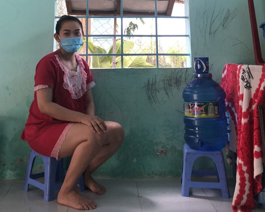 Chị Đỗ Thị Mỹ Nguyệt đang cách ly tại nhà sau khi trở về từ Bình Dương. Ảnh: Phú Hữu