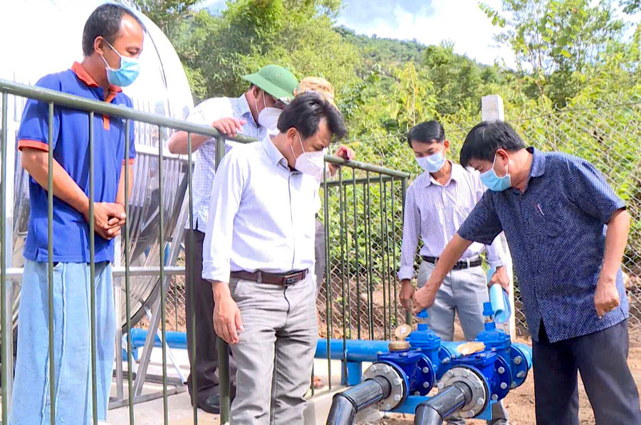 Đoàn công tác huyện Krông Pa kiểm tra hệ thống cấp nước sạch tại xã Đất Bằng. Ảnh: Lê Nam Đoàn công tác huyện Krông Pa kiểm tra hệ thống cấp nước sạch tại xã Đất Bằng. Ảnh: Lê Nam