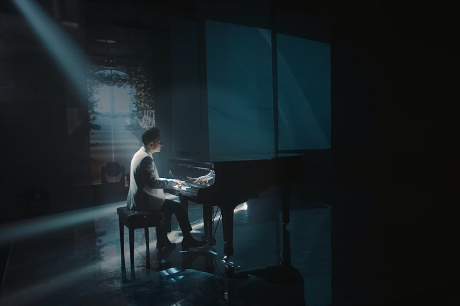 Phan Mạnh Quỳnh làm tốt 2 vai trò ca - nhạc sĩ. Ảnh: MV