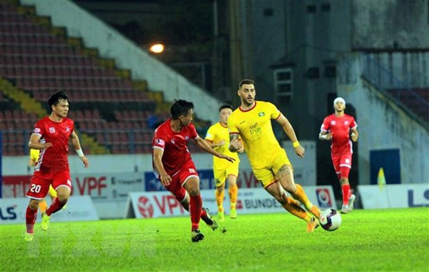 Pha tranh bóng trong một trận đấu thuộc khuôn khổ V.League 2021. Ảnh: An Đăng/TTXVN