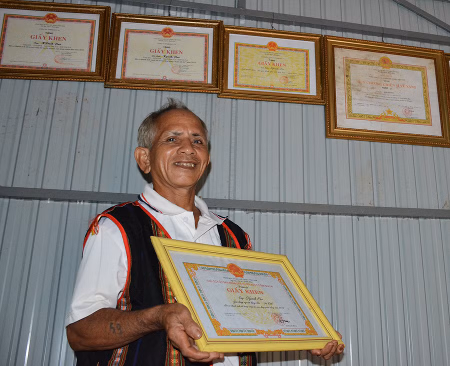 Niềm vui của già làng Kpuih Peo khi đón nhận những tấm bằng khen, giấy khen. Ảnh: Lê Quang