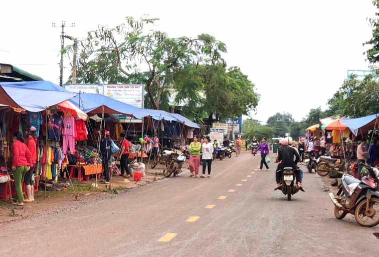 Cảnh trưng hàng hóa buôn bán sát mép đường trên tỉnh lộ 664 đoạn qua xã Ia O trước đây. Ảnh Lê Hòa