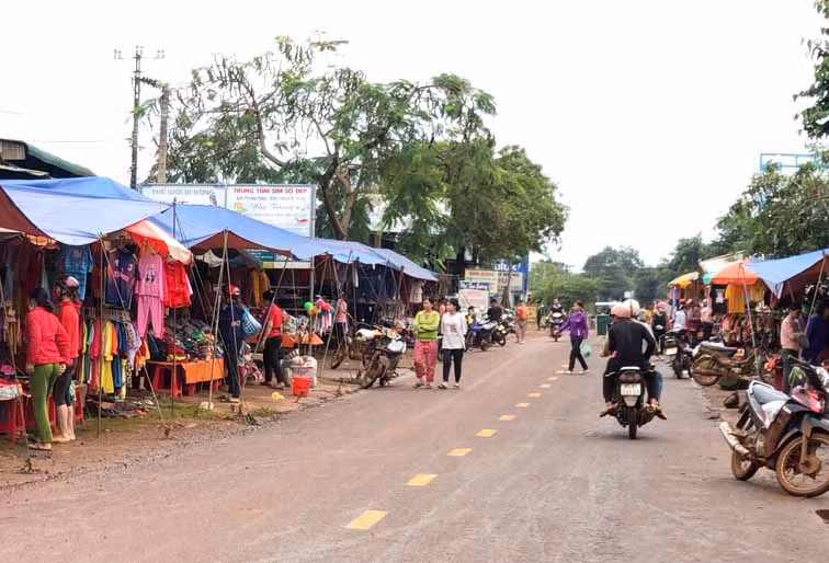 Cảnh trưng hàng hóa buôn bán sát mép đường trên tỉnh lộ 664 đoạn qua xã Ia O trước đây. Ảnh Lê Hòa