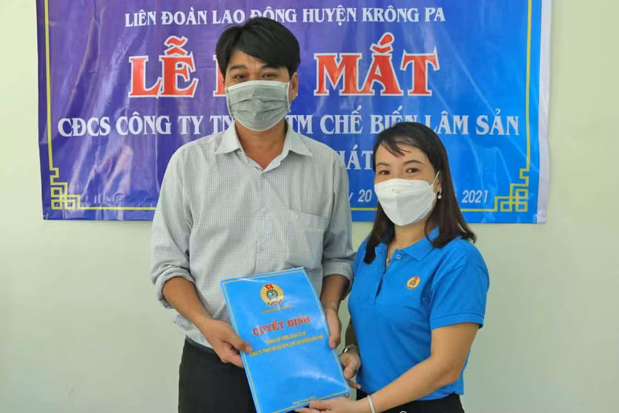 Lãnh đạo Liên đoàn Lao động huyện Krông Pa trao quyết định công nhận Công đoàn cơ sở Công ty TNHH Thương mại chế biến lâm sản Đường Vạn Phát. Ảnh: Lê Đại