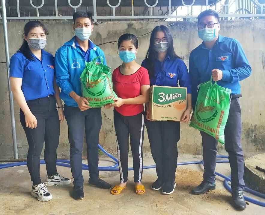 Thành Đoàn Pleiku tặng quà cho thiếu nhi khuyết tật phường Yên Thế (TP.Pleiku). Ảnh: Phan Lài