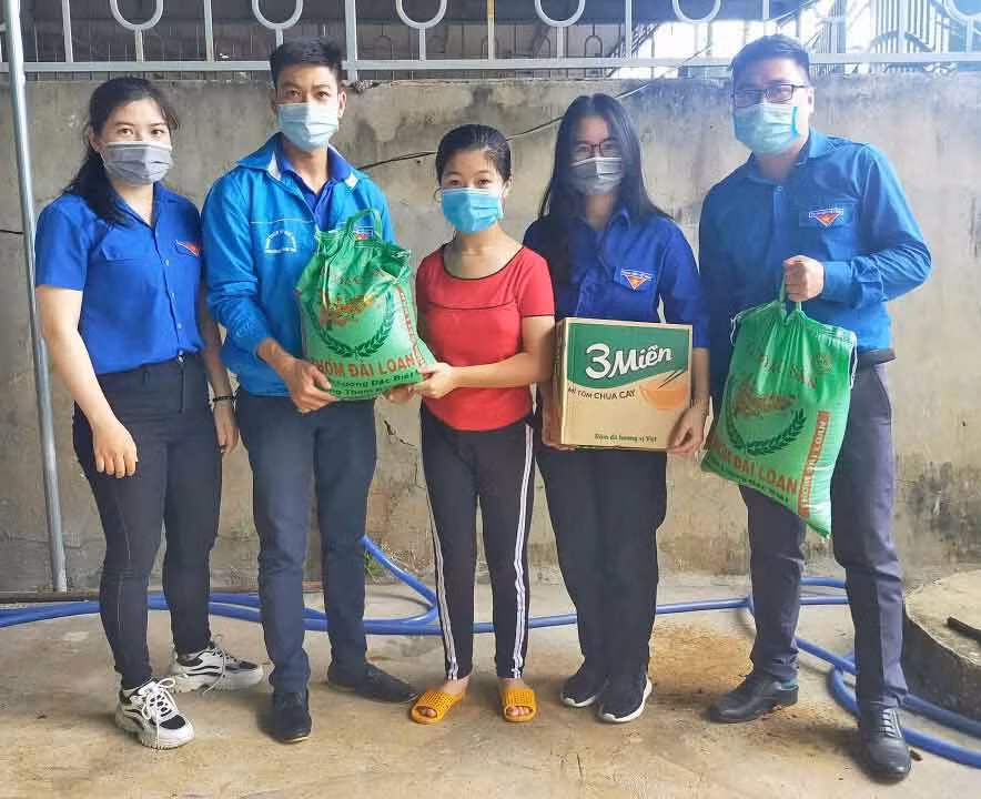 Thành Đoàn Pleiku tặng quà cho thiếu nhi khuyết tật phường Yên Thế (TP.Pleiku). Ảnh: Phan Lài