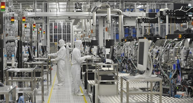 Công nhân làm việc tại nhà máy Naka của Hãng sản xuất chip Renesas Electronics ở Hitachinaka, tỉnh Ibaraki, Nhật Bản. Ảnh: AFP/TTXVN