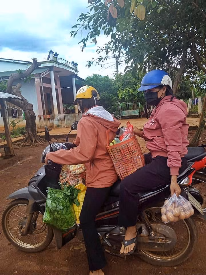 Phụ nữ xã Ia Lang, huyện Đức Cơ hỗ trợ thực phẩm miễn phí cho các gia đình khó khăn đang thực hiện cách ly tại nhà. Ảnh: Minh Châu