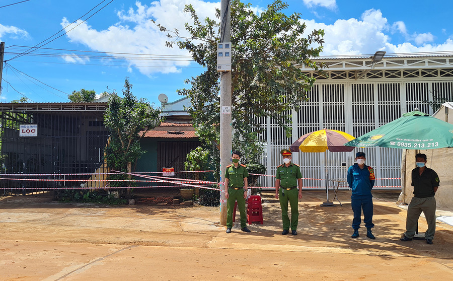 Lực lượng chức năng trực chốt khu vực phong tỏa thuộc tổ 3 (phường Trà Bá, TP. Pleiku). Ảnh: Bá Bính Lực lượng chức năng trực chốt khu vực phong tỏa thuộc tổ 3, phường Trà Bá. Ảnh: Bá Bính