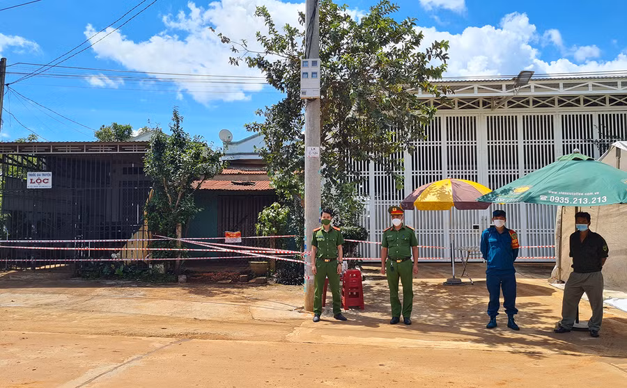  Lực lượng chức năng trực chốt khu vực phong tỏa thuộc tổ 3, phường Trà Bá. Ảnh: Bá Bính