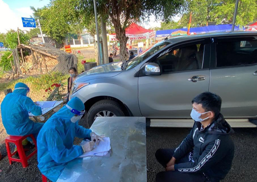 Công an huyện Chư Pưh làm việc với những trường hợp trốn khai báo y tế. Ảnh: Quang Lê  Cán bộ Công an huyện Chư Pưh làm việc với các trường hợp trốn khai báo y tế. Ảnh: Quang Lê