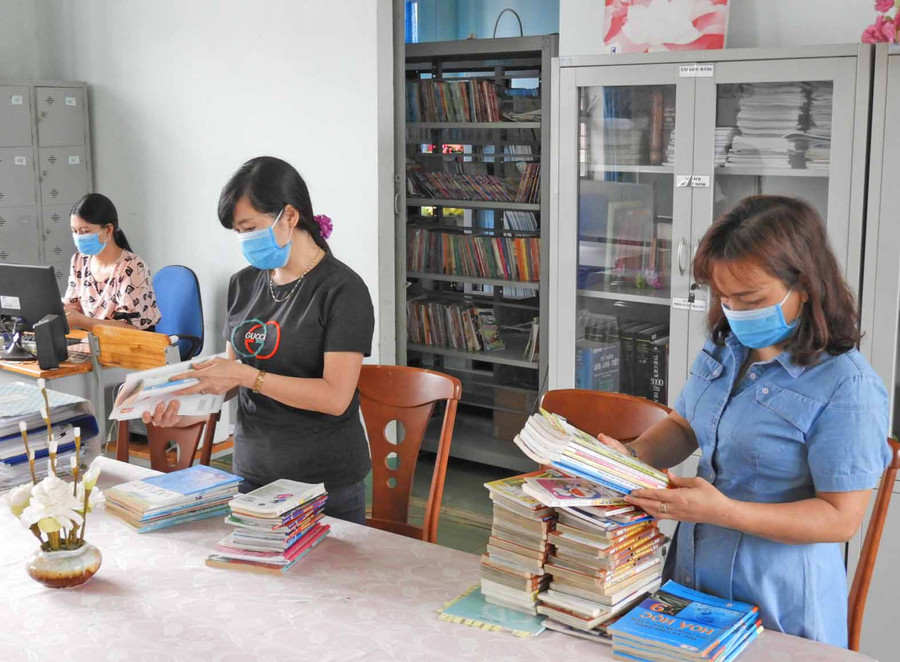 Giáo viên và nhân viên Trường THCS Tôn Đức Thắng (xã Ia Sao, huyện Ia Grai) chuẩn bị sách giáo khoa cho năm học mới. Ảnh: Thanh Nhật