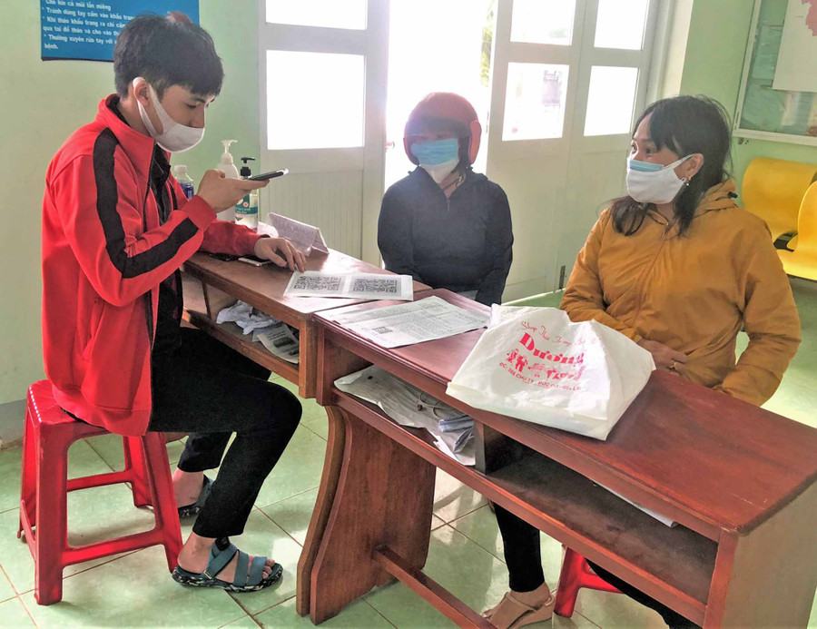 Cán bộ phường Thống Nhất (TP. Pleiku) hướng dẫn người lao động tự do làm thủ tục đề nghị thụ hưởng gói hỗ trợ của Chính phủ. Ảnh: Đinh Yến  Cán bộ phường Thống Nhất (TP. Pleiku) hướng dẫn người lao động tự do làm thủ tục đề nghị thụ hưởng gói hỗ trợ của Chính phủ. Ảnh: Đinh Yến