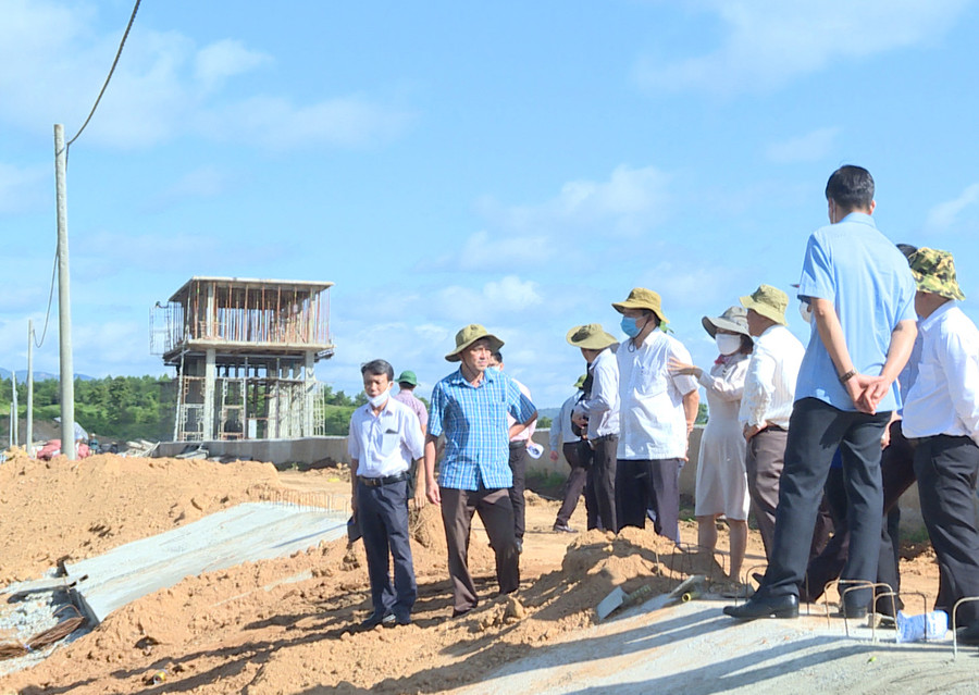 Đoàn giám sát của Thường trực HĐND tỉnh kiểm tra Dự án thủy lợi hồ chứa nước Plei Thơ Ga (xã Chư Don, huyện Chư Pưh). Ảnh: Phúc Lâm Đoàn giám sát Thường trực HĐND kiểm tra Dự án thủy lợi hồ chứa nước Plei Thơ Ga (xã Chư Don, huyện Chư Pưh). Ảnh: Phúc Lâm