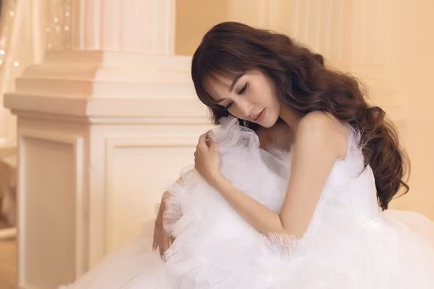 Khánh Thi khiến khán giả lo lắng khi livestream khóc lóc giữa đêm. Ảnh: LĐ