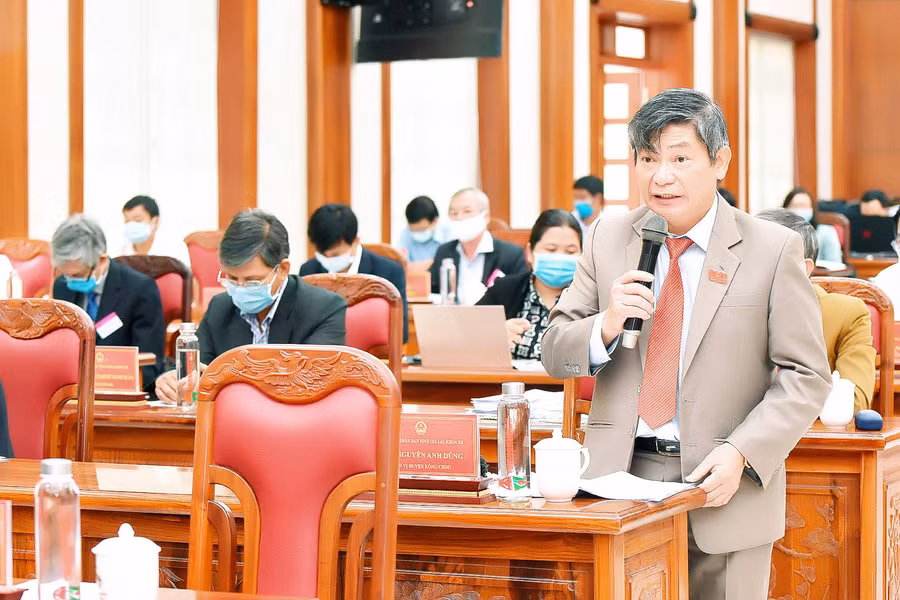 Giám đốc Sở Tài chính Nguyễn Anh Dũng giải đáp thắc mắc của các đại biểu tại kỳ họp. Ảnh: Đức Thụy