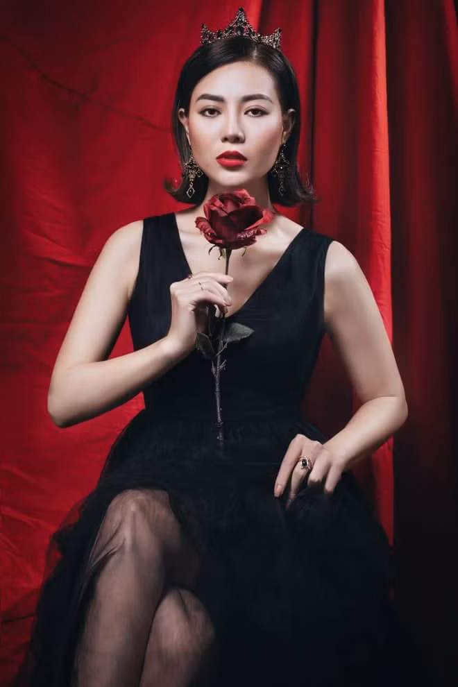 Thanh Hương từng dự thi Hoa hậu Hải Dương 2006. Thời điểm đó, cô là thí sinh nhỏ tuổi nhất (17 tuổi) và giành ngôi vị á hậu 1. Hiện tại, ở tuổi 33, diễn viên Mùa hoa tìm lại vẫn giữ được vẻ ngoài trẻ trung, rạng rỡ khiến nhiều người trầm trồ. Ảnh: FBNV