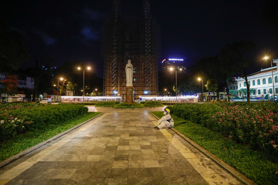 Phút nghỉ chân trên hành trình giúp đỡ những mảnh đời bất hạnh. Ảnh: Lam Ngọc