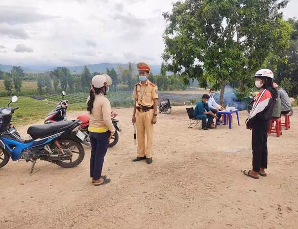 Cảnh sát Giao thông Công an huyện Ia Pa làm nhiệm vụ tại chốt kiểm soát phòng-chống dịch Covid-19 xã Ia Broăi. Ảnh: Cúc Phương
