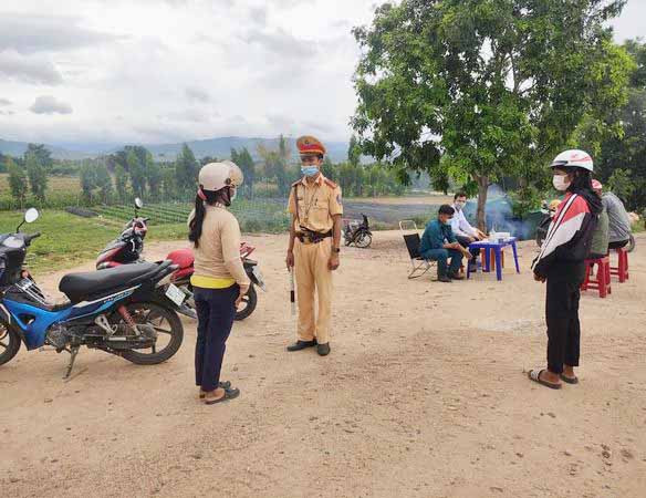 Cảnh sát Giao thông Công an huyện Ia Pa làm nhiệm vụ tại chốt kiểm soát phòng-chống dịch Covid-19 xã Ia Broăi. Ảnh: Cúc Phương