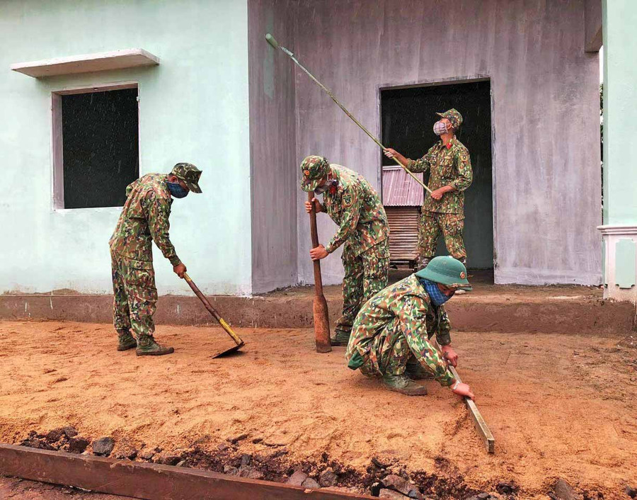 Cán bộ, chiến sĩ Lữ đoàn Tăng thiết giáp 273 xây dựng nhà cho bà Klang (làng Kop, xã Kon Gang, huyện Đak Đoa). Ảnh: Vĩnh Hoàng