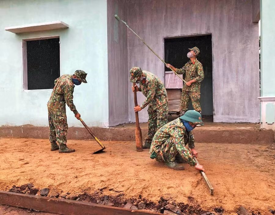 Cán bộ, chiến sĩ Lữ đoàn Tăng thiết giáp 273 xây dựng nhà cho bà Klang (làng Kop, xã Kon Gang, huyện Đak Đoa). Ảnh: Vĩnh Hoàng