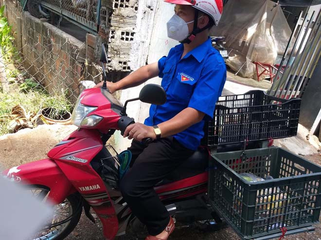 Đoàn viên thanh niên TX.An Nhơn tiếp tế thực phẩm cho người dân vùng bị phong tỏa - Ảnh: Thị Đoàn An Nhơn Đoàn viên thanh niên TX.An Nhơn tiếp tế thực phẩm cho người dân vùng bị phong tỏa - Ảnh: Thị Đoàn An Nhơn