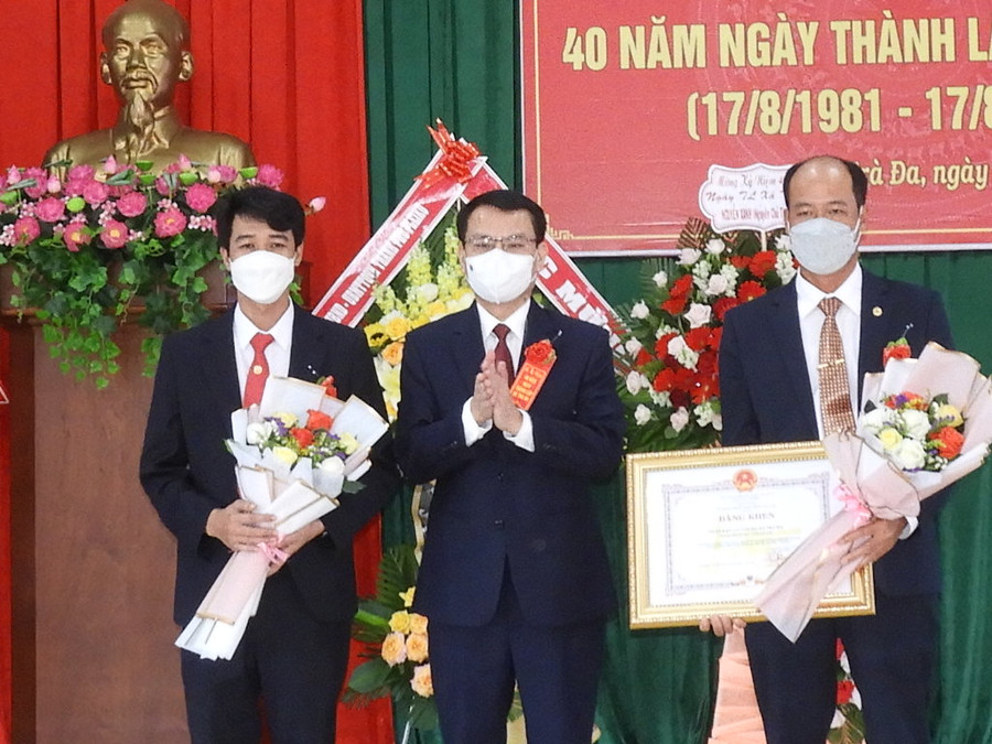 Bí thư Thành ủy Pleiku Trịnh Duy Thuân (giữa) trao bằng khen của Chủ tịch UBND tỉnh cho tập thể xã Trà Đa về thành tích xuất sắc trong 40 năm xây dựng và phát triển của xã. Ảnh: Thanh Nhật