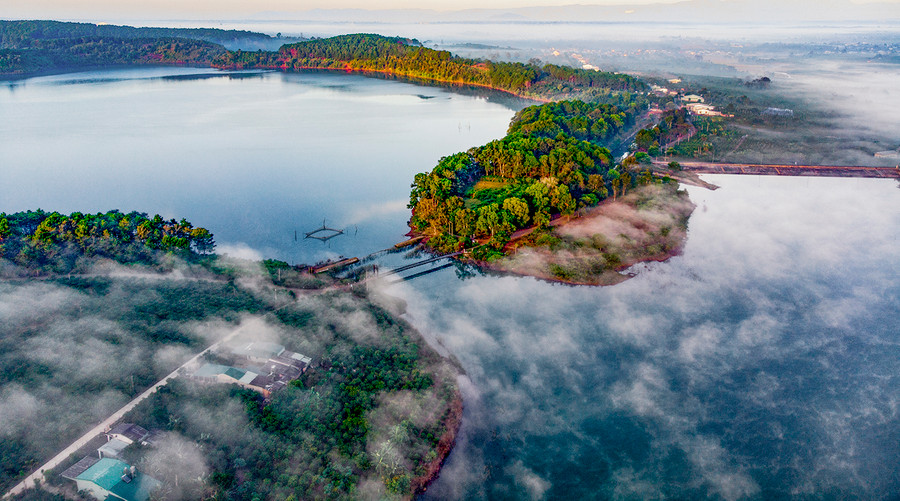 Khung cảnh Biển Hồ (TP. Pleiku) trong sương sớm. Ảnh: Hoàng Quốc Vĩnh