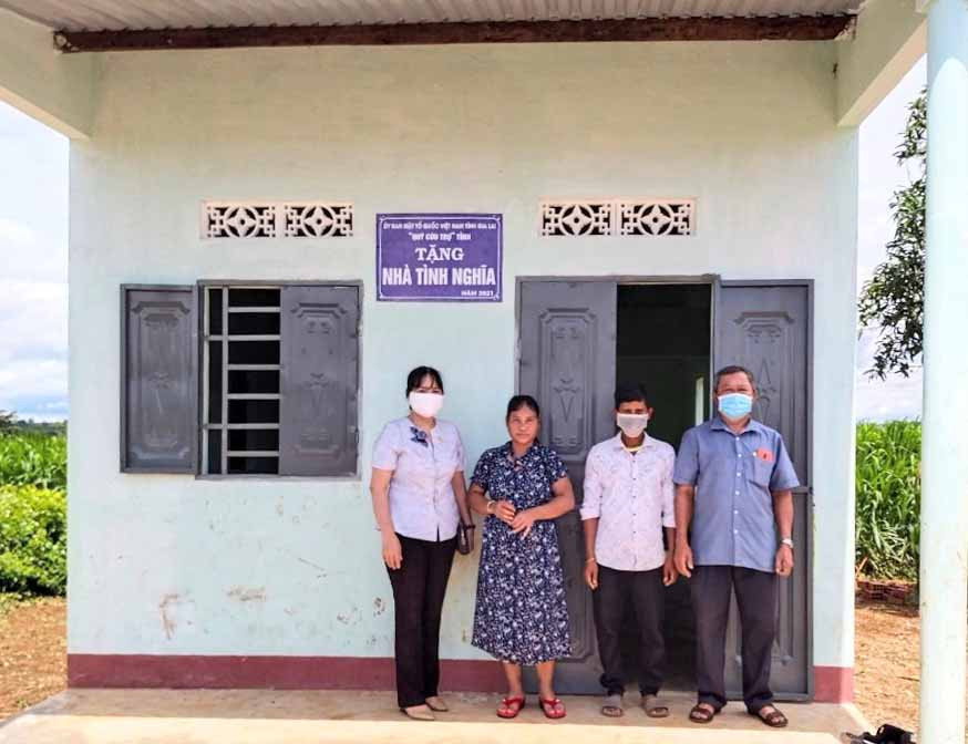 Lãnh đạo Ủy ban MTTQ Việt Nam huyện Chư Sê bàn giao nhà tình nghĩa cho hộ bà Kpă Plọ. Ảnh: Lê Đại