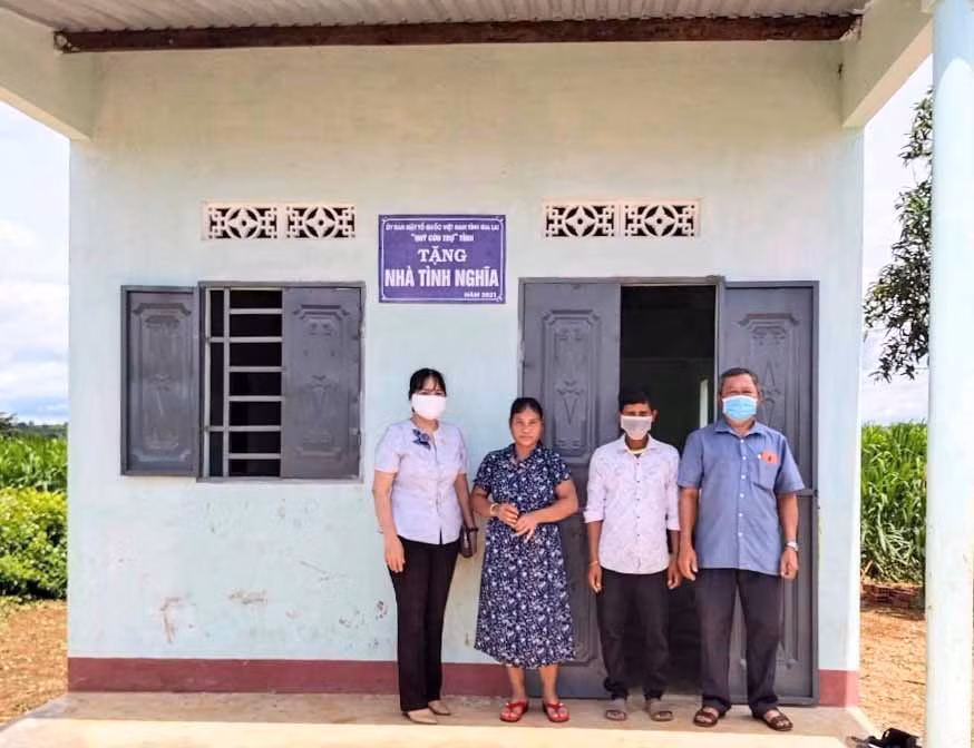 Lãnh đạo Ủy ban MTTQ Việt Nam huyện Chư Sê bàn giao nhà tình nghĩa cho hộ bà Kpă Plọ. Ảnh: Lê Đại