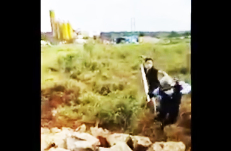 Một bảo vệ may mắn thoát được nhát chém của một thanh niên. Ảnh cắt từ clip