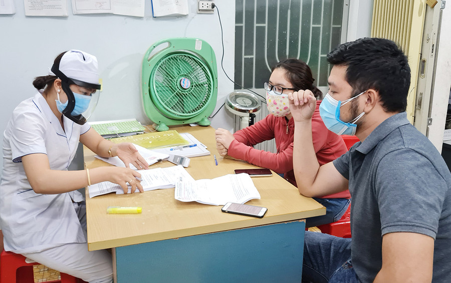 Nhân viên Trạm Y tế phường Yên Thế (TP. Pleiku) lấy thông tin khai báo y tế của 2 trường hợp vi phạm là H.H.Y. và H.H.N. (cùng trú tại tổ 6, phường Yên Thế). Ảnh: Bá Bính Nhân viên y tế phường Yên Thế lấy thông tin khai báo y tế 2 trường hợp đi về từ vùng dịch. Ảnh: Bá Bính