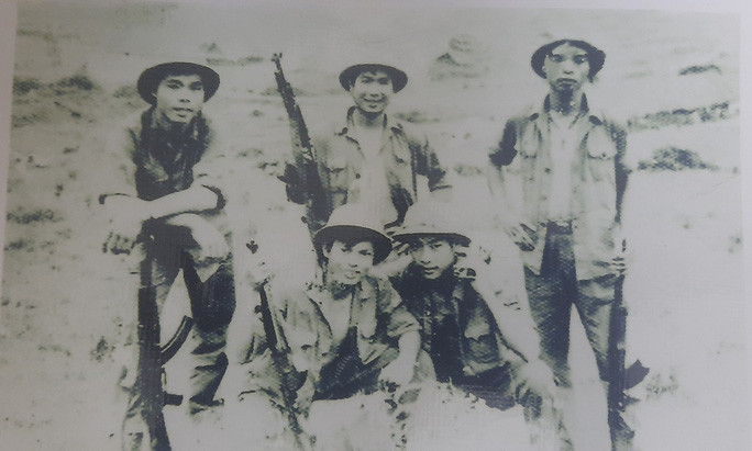 Những lá thư chan chứa yêu thương của người lính gửi về từ chiến trường (ảnh trên). Cha của tác giả (người ngồi bên trái) cùng những đồng đội năm xưa ở chiến trường K